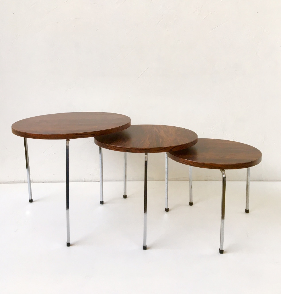 Trio de tables gigognes palissandre et métal, Pays-Bas, années 70
