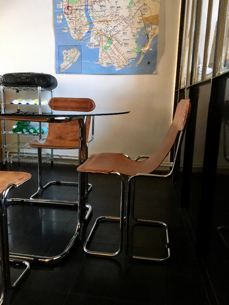 Set table et chaises chrome et cuir années 70