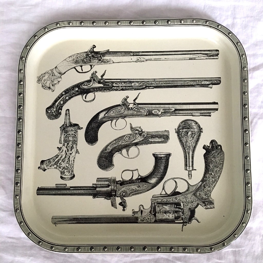 Plateau métal pistols années 60 dlg Fornasetti