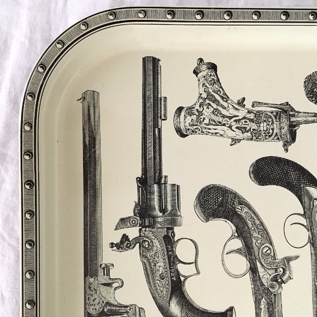 Plateau métal pistols années 60 dlg Fornasetti
